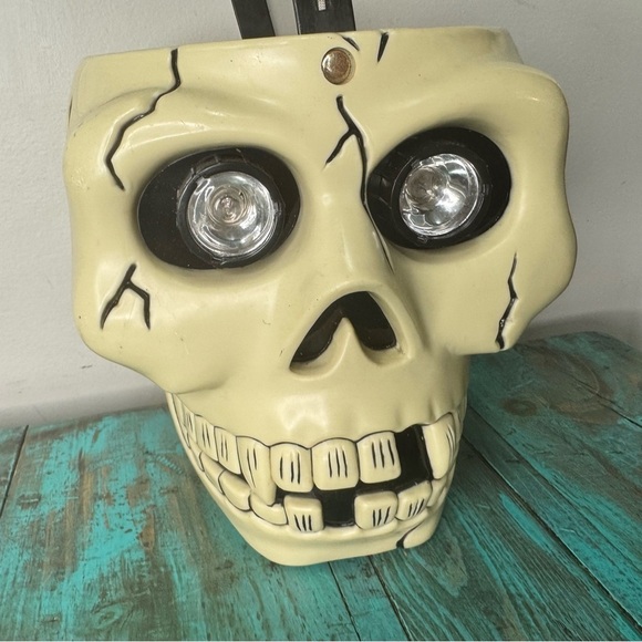 Vintage 1998 Skeleton Skull Halloween Bucket Décor Flashlight Eyes - Picture 4 of 14